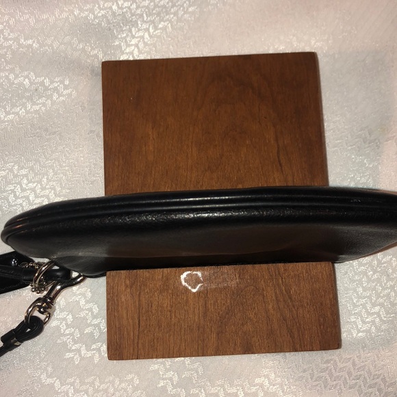 Great condition - Coach Wristlet - Picture 5 of 8